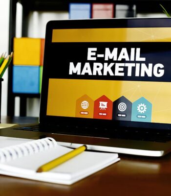email marketing, laptop, desk-5937010.jpg
