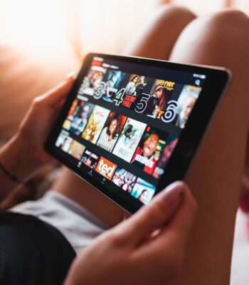 tablet, girl, netflix-7025862.jpg